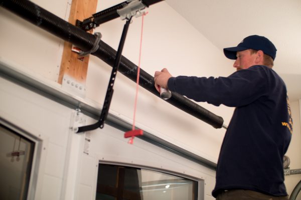 дагнефть гаражи мах. монтажник гаражных ворот. Garage door repair. гаражи екб. монтаж ворот.